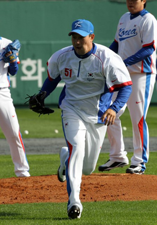 2010 광저우 아시안게임 야구 국가대표팀 투수 봉중근이 27일 부산 사직야구장에서 수비 훈련을 하고 있다.