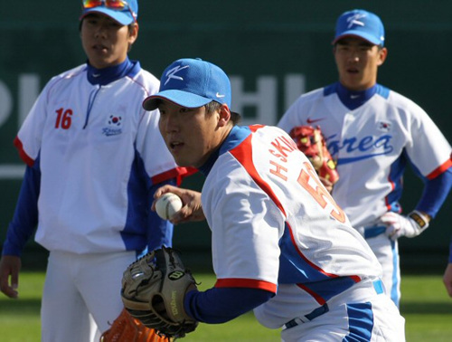 2010 광저우 아시안게임 야구 국가대표팀 김현수가 27일 부산 사직야구장에서 수비 훈련을 하고 있다.
