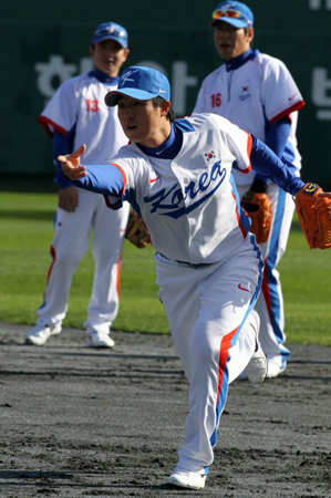 27일 부산 사직야구장에서 2010 광저우 아시안게임 야구 국가대표팀 최정이 수비 훈련을 하고 있다.