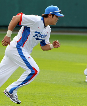 2010 광저우 아시안게임 야구 국가대표 추신수가 27일 부산 사직야구장에서 몸을 풀고 있다.