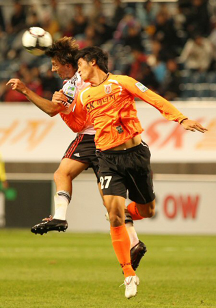 27일 제주월드컵경기장에서 열린 2010 K리그 제주 유나이티드-FC서울 경기, 제주 이인식(오른쪽)과 서울 데얀이 공중볼을 다투고 있다.