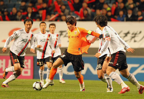 27일 제주월드컵경기장에서 열린 2010 K리그 제주 유나이티드-FC서울 경기, 제주 김은중(가운데)이 상대 선수들 사이에서 드리블을 하고 있다.