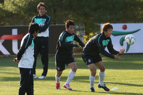 24년만의 아시안게임 우승을 노리는 올림픽 축구대표팀의 구자철 선수가 28일 파주NFC(대표팀훈련센터)에서 가볍게 몸을 풀고 있다.