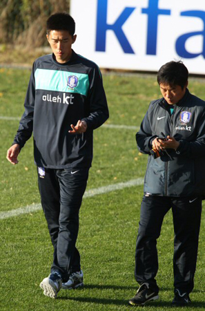 올림픽 축구대표팀의 김정우 선수가 28일 파주NFC(대표팀훈련센터)에서 워킹으로 몸을 풀고 있다.