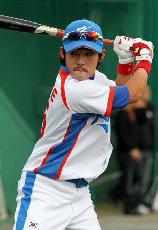29일 부산 사직야구장에서 열린 2010 광저우 아시안게임 야구 국가대표팀 훈련, 이용규가 타격 훈련을 하고 있다.