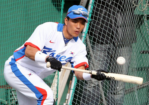 29일 부산 사직야구장에서 열린 2010 광저우 아시안게임 야구 국가대표팀 훈련, 이종욱이 번트 연습을 하고 있다.