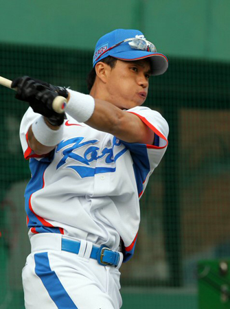 29일 부산 사직야구장에서 열린 2010 광저우 아시안게임 야구 국가대표팀 훈련, 이종욱이 타격 훈련을 하고 있다.