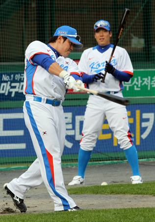 29일 부산 사직야구장에서 열린 2010 광저우 아시안게임 야구 국가대표팀 훈련, 추신수(왼쪽)가 타격 훈련을 하는 가운데 김현수가 지켜보고 있다.