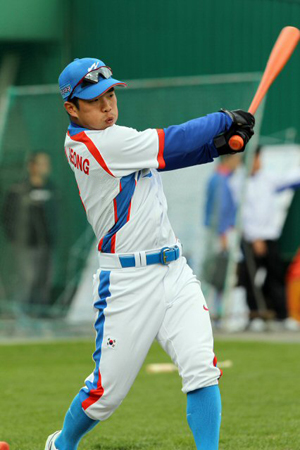 29일 부산 사직야구장에서 열린 2010 광저우 아시안게임 야구 국가대표팀 훈련, 정근우가 타격 훈련을 하고 있다.