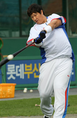 29일 부산 사직야구장에서 열린 2010 광저우 아시안게임 야구 국가대표팀 훈련, 이대호가 타격 훈련을 하고 있다.