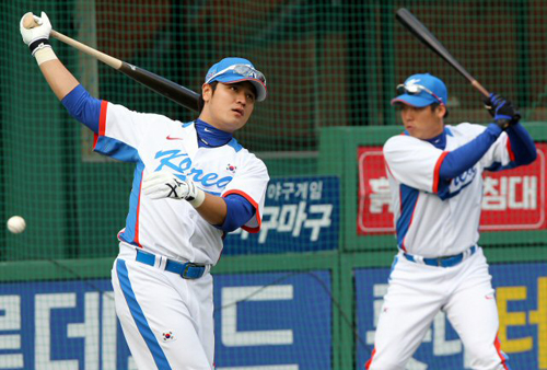 29일 부산 사직야구장에서 열린 2010 광저우 아시안게임 야구 국가대표팀 훈련, 추신수(왼쪽)와 김현수가 타격 훈련을 하고 있다.