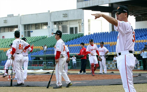 2010 프로야구 한국-타이완 클럽챔피언십을 위해 타이완에 도착한 SK 와이번스 김성근 감독이 3일 오후 타이중 인터컨티넨탈 야구장에서 훈련 지시를 하고 있다.