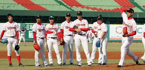 2010 프로야구 한국-타이완 클럽챔피언십을 위해 타이완에 도착한 SK 와이번스 카도쿠라 등 투수들이 3일 오후 타이중 인터컨티넨탈 야구장에서 훈련을 하고 있다.