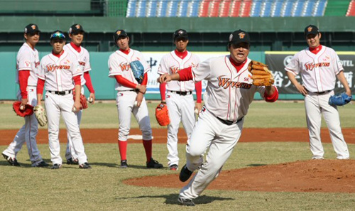 2010 프로야구 한국-타이완 클럽챔피언십을 위해 타이완에 도착한 SK 와이번스 전준호등 투수들이 3일 오후 타이중 인터컨티넨탈 야구장에서 훈련을 하고 있다.