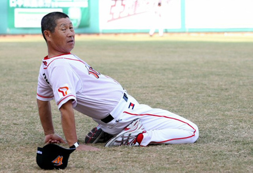 2010 프로야구 한국-타이완 클럽챔피언십을 위해 타이완에 도착한 SK 와이번스 김성근 감독이 3일 오후 타이중 인터컨티넨탈 야구장에서 선수들과 함께 몸을 풀고 있다.