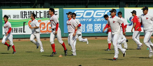 2010 프로야구 한국-타이완 클럽챔피언십을 위해 타이완에 도착한 SK 와이번스 선수들이 3일 오후 타이중 인터컨티넨탈 야구장에서 가볍게 달리기를 하며 몸을 풀고 있다.