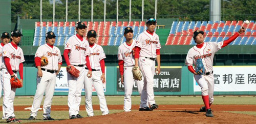 2010 프로야구 한국-타이완 클럽챔피언십을 위해 타이완에 도착한 SK 와이번스 전병두(오른쪽) 등 투수들이 3일 오후 타이중 인터컨티넨탈 야구장에서 훈련을 하고 있다.