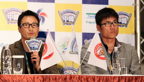 3일 오후 타이중 윈저호텔에서 열린 2010 프로야구 한국-타이완 클럽챔피언십 공식 기자회견에서 SK 와이번스 김재현과 박정권이 각오를 밝히고 있다.