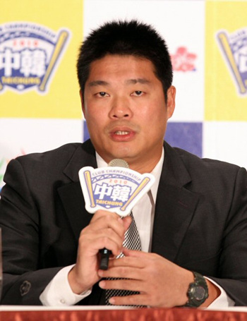 3일 오후 타이중 윈저호텔에서 열린 2010 프로야구 한국-타이완 클럽챔피언십 공식 기자회견에서 타이완 챔피언 슝디 엘리펀츠의 천루이전 감독이 각오를 밝히고 있다.