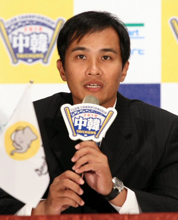 3일 오후 타이중 윈저호텔에서 열린 2010 프로야구 한국-타이완 클럽챔피언십 공식 기자회견에서 타이완 챔피언 슝디 엘리펀츠의 선수 왕진용이 각오를 밝히고 있다.