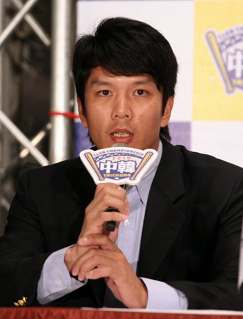 3일 오후 타이중 윈저호텔에서 열린 2010 프로야구 한국-타이완 클럽챔피언십 공식 기자회견에서 타이완 챔피언 슝디 엘리펀츠의 선수 저우스지가 각오를 밝히고 있다.