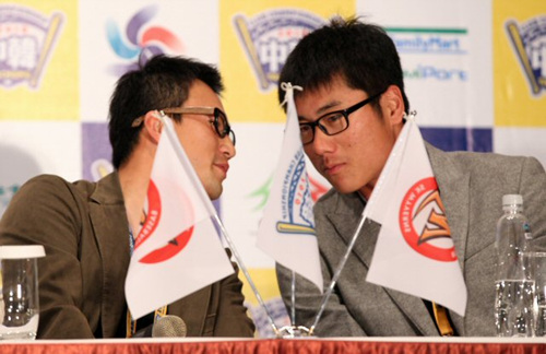 3일 오후 타이중 윈저호텔에서 열린 2010 프로야구 한국-타이완 클럽챔피언십 공식 기자회견에서 SK 와이번스 김재현과 박정권이 귀엣말을 나누고 있다.