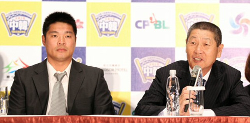 3일 오후 타이중 윈저호텔에서 열린 2010 프로야구 한국-타이완 클럽챔피언십 공식 기자회견에서 SK 와이번스 김성근 감독이 각오를 밝히고 있다. 왼쪽은 타이완 챔피언 슝디 엘리펀츠 천루이전 감독.