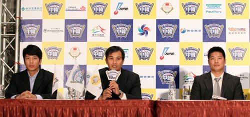 3일 오후 타이중 윈저호텔에서 열린 2010 프로야구 한국-타이완 클럽챔피언십 공식 기자회견에서 타이완 챔피언 슝디 엘리펀츠의 선수 왕진용이 각오를 밝히고 있다. 왼쪽은 선수 저우스지, 오른쪽은 천루이전 감독.