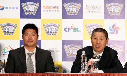 3일 오후 타이중 윈저호텔에서 열린 2010 프로야구 한국-타이완 클럽챔피언십 공식 기자회견에서 SK 와이번스 김성근 감독이 각오를 밝히고 있다. 왼쪽은 대만 챔피언 슝디 엘리펀츠 천루이전 감독.