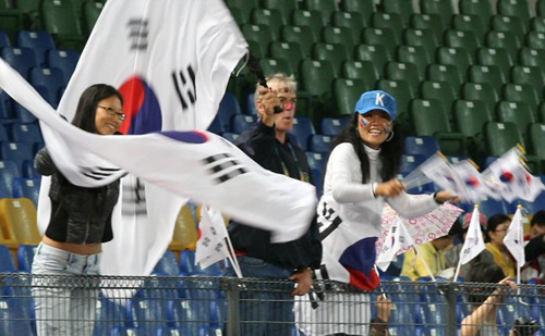 4일 타이중 인터컨티넨탈 구장에서 열린 2010 프로야구 한국-타이완 클럽챔피언십 1차전에서 대만 현지 교민들이 태극기를 흔들며 한국 SK 와이번스를 응원하고 있다.