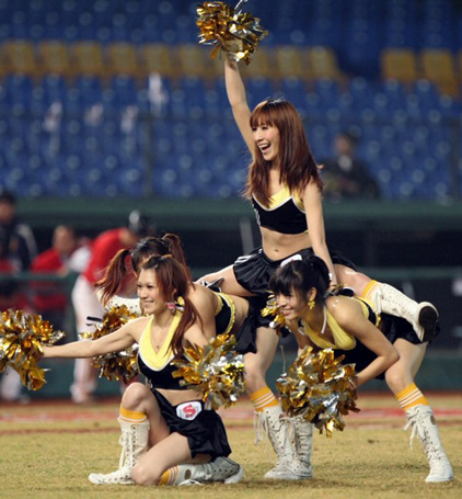 4일 타이중 인터컨티넨탈 구장에서 열린 2010 프로야구 한국-타이완 클럽챔피언십 1차전 SK와이번스-슝디 엘리펀츠전에서 중간 휴식 시간때 타이완 치어리더팀이 열띤 공연을 펼치고 있다.