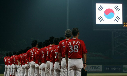 4일 타이중 인터컨티넨탈 구장에서 열린 2010 프로야구 한국-타이완 클럽챔피언십 1차전에서 한국 SK 와이번스 선수들이 국기에 대한 경례를 하고 있다.