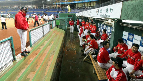 4일 타이중 인터컨티넨탈 구장에서 열린 2010 프로야구 한국-타이완 클럽챔피언십 1차전을 앞두고 비가 내려 SK 와이번스 선수들이 훈련을 중단한 채 더그아웃에 들어와 있다.