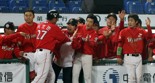4일 타이중 인터컨티넨탈 구장에서 열린 2010 프로야구 한국-타이완 클럽챔피언십 1차전 SK와이번스-슝디 엘리펀츠전. 3회초 2사 무루에서 4번 이호준이 우월 솔로 홈런을 터뜨린 뒤 동료들의 축하를 받고 있다.