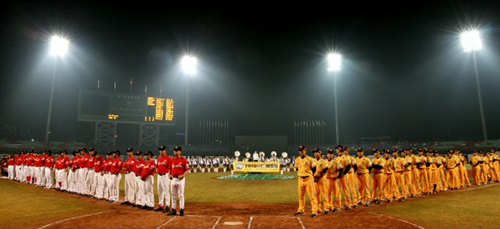 4일 타이중 인터컨티넨탈 구장에서 열린 2010 프로야구 한국-타이완 클럽챔피언십 1차전에서 한국 SK 와이번스와 대만 슝디 엘리펀츠 선수들이 도열해 있다.