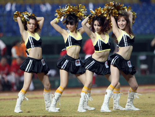 4일 타이중 인터컨티넨탈 구장에서 열린 2010 프로야구 한국-타이완 클럽챔피언십 1차전 SK와이번스-슝디 엘리펀츠전에서 중간 휴식 시간때 타이완 치어리더팀이 열띤 공연을 펼치고 있다.