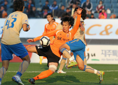 7일 제주월드컵경기장에서 열린 2010 K리그 제주 유나이티드-인천 유나이티드 경기, 제주 배기종(가운데)이 슛을 하려하자 인천 선명진이 온 몸으로 하고 있다.