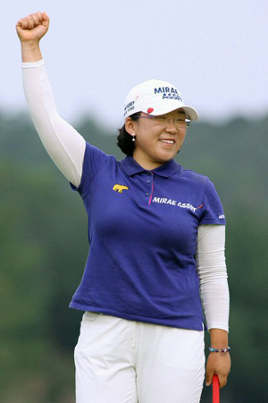 7일 일본 미에현 시마의 긴데쓰 가시고지마 골프장에서 열린 미국여자프로골프(LPGA) 투어 미즈노 클래식 마지막날, 신지애가 우승을 확정 지은 후 기뻐하고 있다.