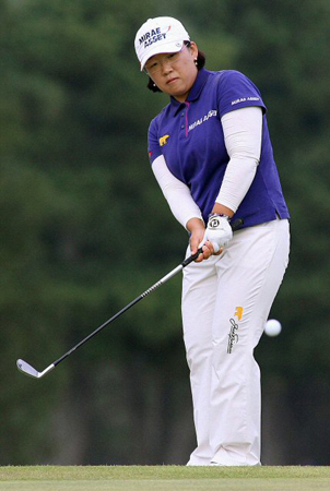7일 일본 미에현 시마의 긴데쓰 가시고지마 골프장에서 열린 미국여자프로골프(LPGA) 투어 미즈노 클래식 마지막날, 신지애가 샷을 하고 있다.