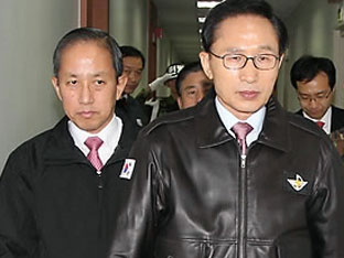이 대통령, 김태영 국방장관 ‘전격 경질’