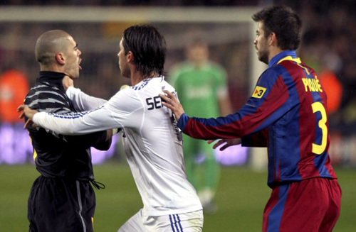 30일 새벽(한국시각) 스페인 바르셀로나 누 캄프 경기장에서 열린 2010-2011 시즌 프리메라리가 13라운드 바르셀로나-레알 마드리드 경기에서 레알 마드리드의 라모스(가운데)가 바르셀로나의 골키퍼 발데스(왼쪽)가 실랑이를 벌이고 있다.오른쪽은 피케.