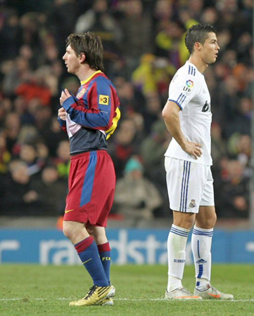 30일 새벽(한국시각) 스페인 바르셀로나 누 캄프 경기장에서 열린 2010-2011 시즌 프리메라리가 13라운드 바르셀로나-레알 마드리드 경기에서 바르셀로나 메시(왼쪽)와 마드리드 호날두가 등을 진 채 서있다.