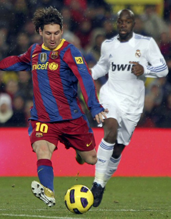 30일 새벽(한국시각) 스페인 바르셀로나 누 캄프 경기장에서 열린 2010-2011 시즌 프리메라리가 13라운드 바르셀로나-레알 마드리드 경기에서 바르셀로나의 리오넬 메시(왼쪽)가 슛을 쏘고 있다. 오른쪽은 레알 마드리드 라사나 디아라.