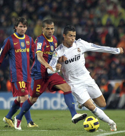 30일 새벽(한국시각) 스페인 바르셀로나 누 캄프 경기장에서 열린 2010-2011 시즌 프리메라리가 13라운드 바르셀로나-레알 마드리드 경기에서 레알 마드리드의 호날두(오른쪽)가 바르셀로나의 다니 알베스와 볼다툼을 하고 있다. 왼쪽은 메시.