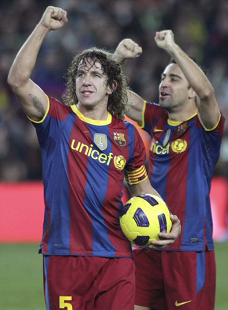 30일 새벽(한국시각) 스페인 바르셀로나 누 캄프 경기장에서 열린 2010-2011 시즌 프리메라리가 13라운드 바르셀로나-레알 마드리드 경기에서 5대0으로 대승한 바르셀로나의 푸욜(왼쪽)과 사비 에르난데스가 환호하고 있다.