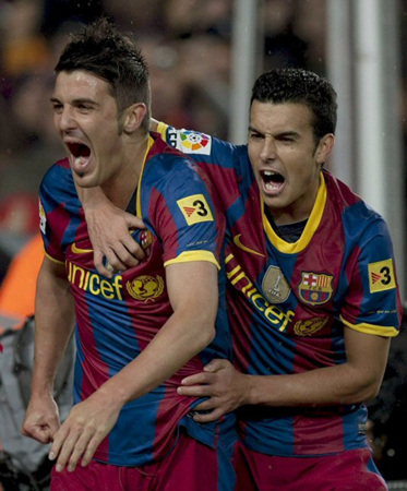 30일 새벽(한국시각) 스페인 바르셀로나 누 캄프 경기장에서 열린 2010-2011 시즌 프리메라리가 13라운드 바르셀로나-레알 마드리드 경기에서 팀의 두 번째 골을 넣은 바르셀로나의 페드로(오른쪽)와 다비드 실바가 기뻐하고 있다.
