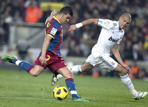 30일 새벽(한국시각) 스페인 바르셀로나 누 캄프 경기장에서 열린 2010-2011 시즌 프리메라리가 13라운드 바르셀로나-레알 마드리드 경기에서 바르셀로나의 다비드 비야(왼쪽)이 슛을 하고 있다.