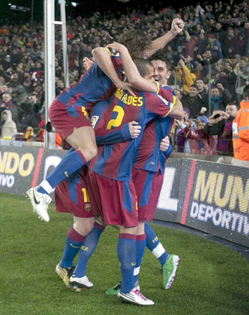 30일 새벽(한국시각) 스페인 바르셀로나 누 캄프 경기장에서 열린 2010-2011 시즌 프리메라리가 13라운드 바르셀로나-레알 마드리드 경기에서 팀의 세 번째 골을 넣은 다비드 비야(오른쪽 얼굴)가 동료들과 기뻐하고 있다.