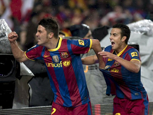 30일 새벽(한국시각) 스페인 바르셀로나 누 캄프 경기장에서 열린 2010-2011 시즌 프리메라리가 13라운드 바르셀로나-레알 마드리드 경기에서 팀의 두 번째 골을 넣은 바르셀로나의 페드로(오른쪽)와 다비드 비야가 기뻐하고 있다.