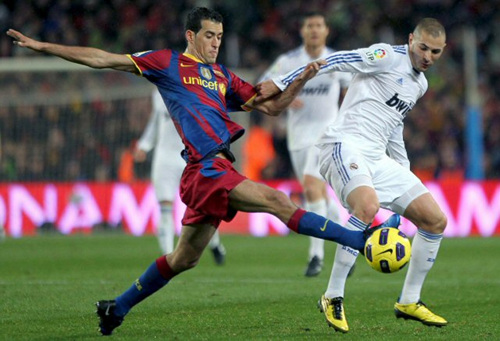 30일 새벽(한국시각) 스페인 바르셀로나 누 캄프 경기장에서 열린 2010-2011 시즌 프리메라리가 13라운드 바르셀로나-레알 마드리드 경기에서 레알 마드리드의 프랑스 출신 공격수 카림 벤제마(오른쪽)와 바르셀로나의 부스케츠가 볼다툼을 하고 있다.
